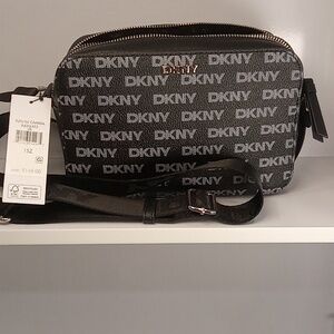DKNY TUTU DZ CAMERA BAG/ CROSSBODY MSRP$148